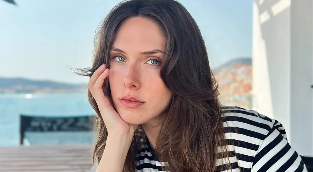 Αφροδίτη Λιάντου | Ο ορός με τριπεπτίδια που κάνει το πρόσωπο της να έχει ομοιόμορφο τόνο