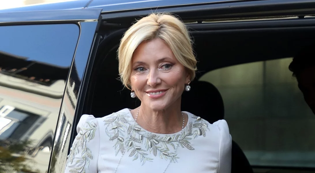 Η Marie Chantal με καρό σακάκι και λευκές γόβες στην πρόβα γάμου της Χρυσής Βαρδινογιάννη και του Νικόλαου ντε Γκρες