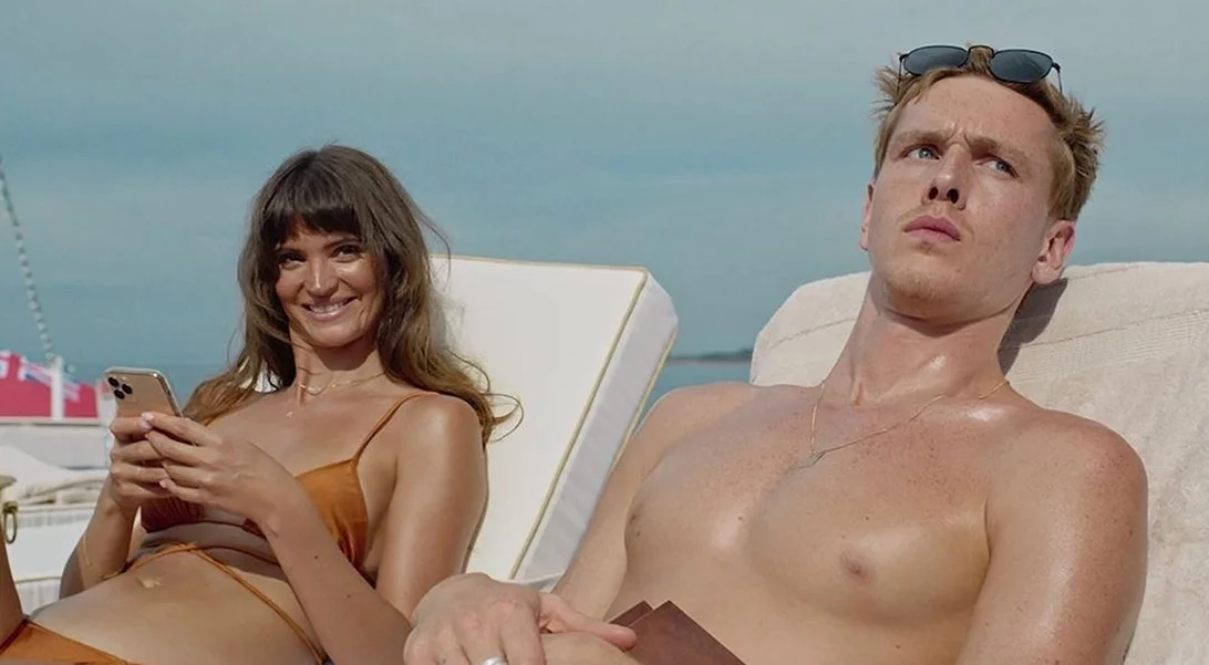 To Tρίγωνο της Θλίψης | Όταν η καλλονή πρωταγωνίστρια της ταινίας, Charlbi Dean, άφηνε την τελευταία της πνοή τον περασμένο Αύγουστο