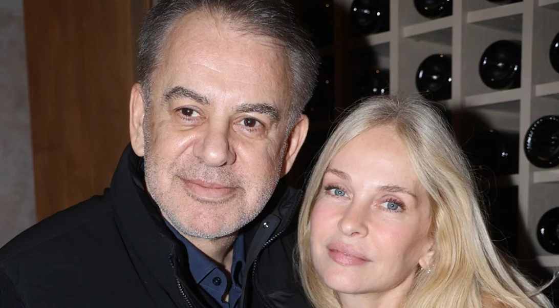 Η Μαρί Κωνσταντάτου με μίνι φούστα στο πλευρό του συζύγου της, Γιάννη Κεντ