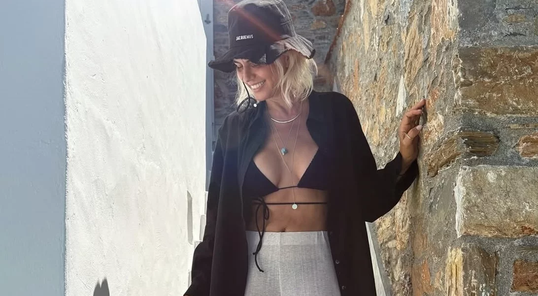 Η Χριστίνα Κοντοβά με το μαγιό που δεν θα κάνει σημάδια στο μαύρισμά σου