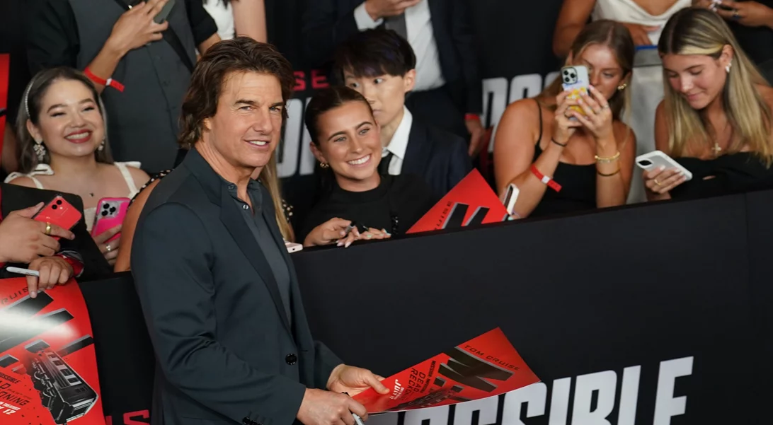Ο Tom Cruise χαμογελαστός με αθλητικό look στην Αθήνα