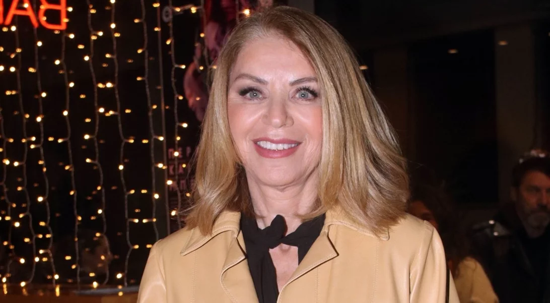 Η Έλλη Στάη με πράσινο βελούδινο κοστούμι | Θα τολμούσες να το φορέσεις;