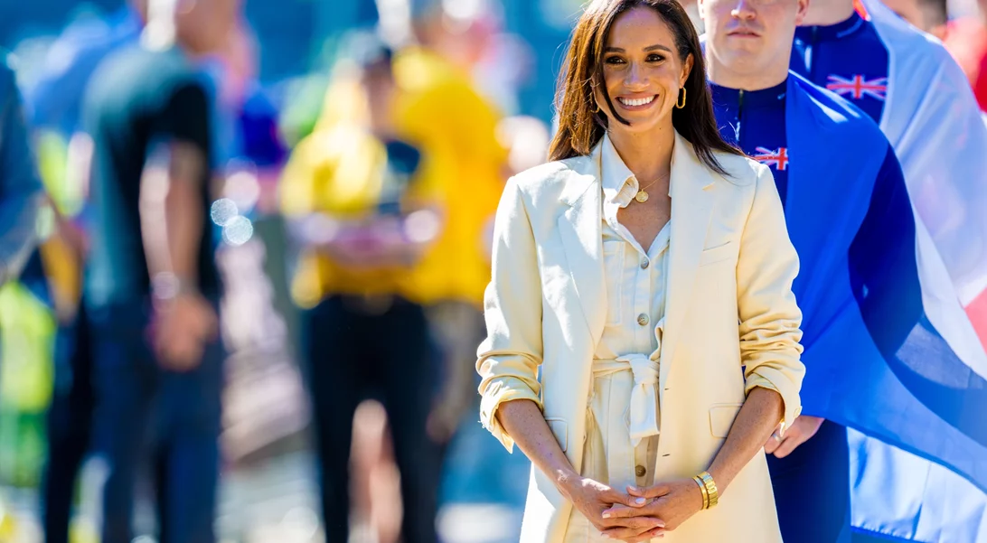 H Meghan Markle φόρεσε το παντελόνι που κολακεύει τη γυναικεία σιλουέτα