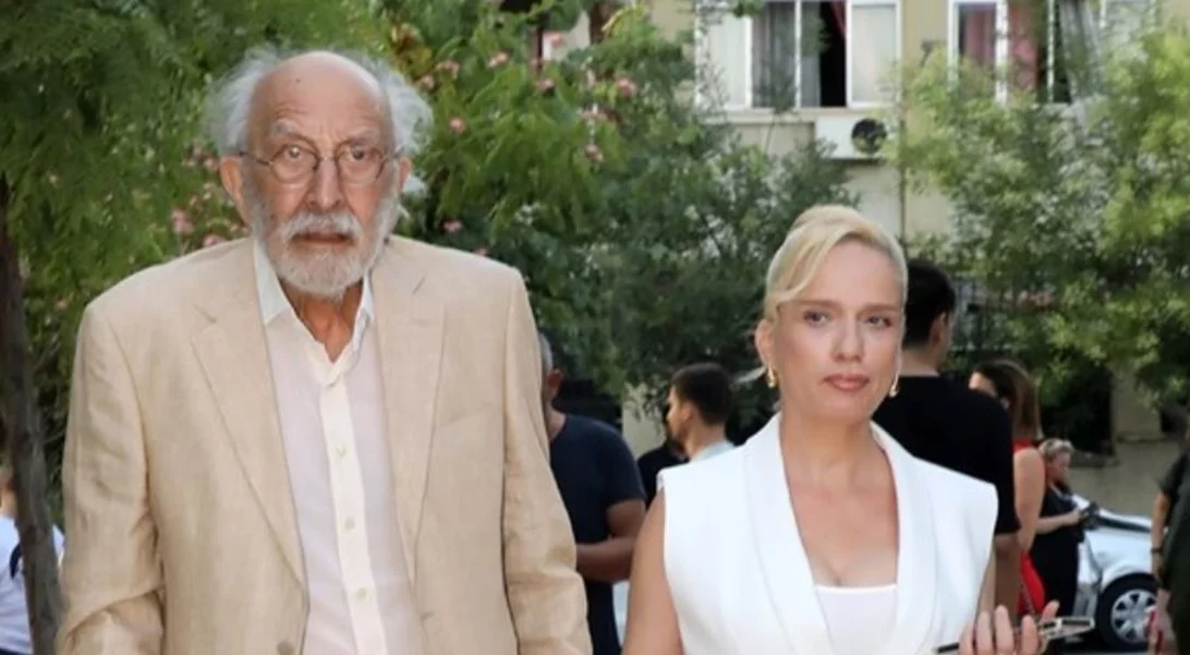 Αλέξανδρος Λυκουρέζος | Με γοητευτική συντροφιά σε θεατρική πρεμιέρα