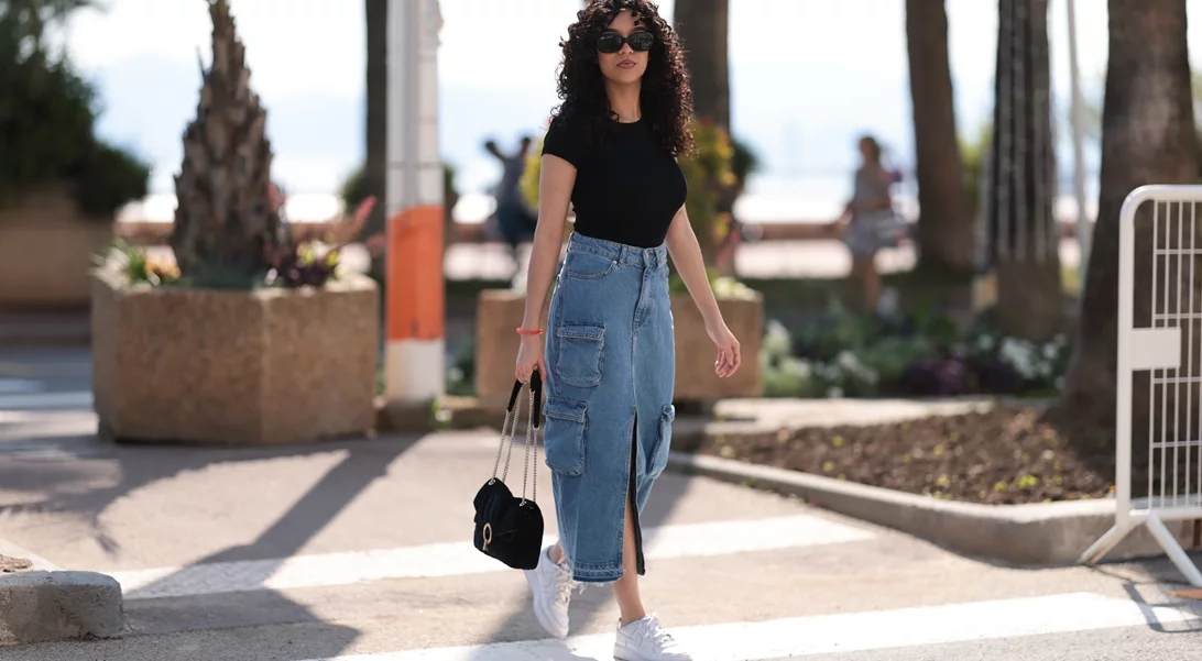 Βρήκαμε στη Regalinas τη denim φούστα που θα απογειώσει τα office looks σου