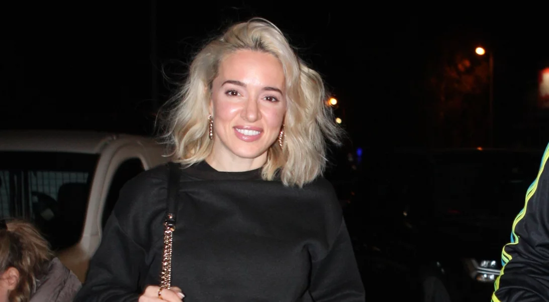 Η Καλομοίρα θυμάται την εμφάνισή της με τον Διονύση Σαββόπουλο και την τούρτα στο Ηρώδειο