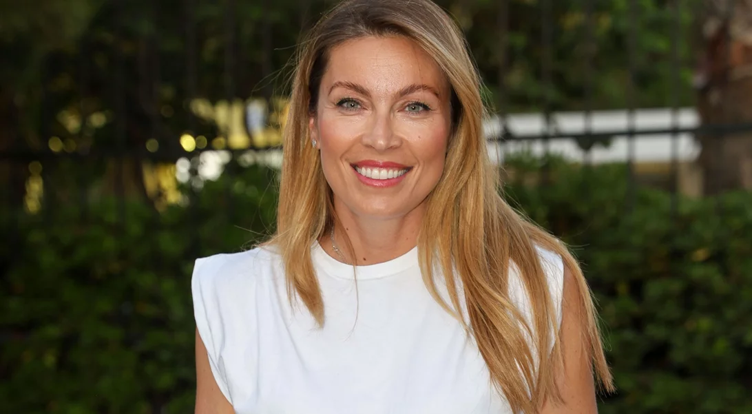 Η Μαριέττα Χρουσαλά με μίνι κόκκινο φόρεμα στο πλευρό του συζύγου της