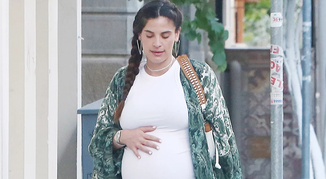 Έγκυος με καύσωνα | 4 celebrities σου δείχνουν πώς να ντυθείς κομψά στις υψηλές θερμοκρασίες