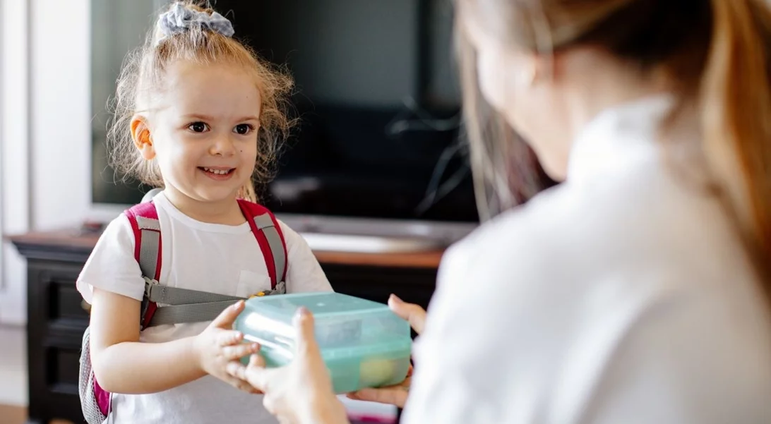 Γιατί οι μαμάδες κουραζόμαστε τόσο πολύ όταν ετοιμάζουμε τα ταπεράκια για το σχολείο; Νέα έρευνα αποκαλύπτει τους λόγους