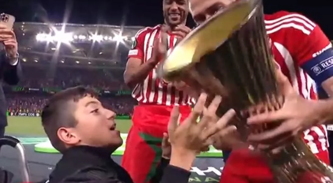 "Είμαι ο Γιάννης όλων των ομάδων": Ο μικρός Γιαννάκης στον τελικό του Conference League δίδαξε σε όλους ότι ο αθλητισμός είναι συναισθήματα