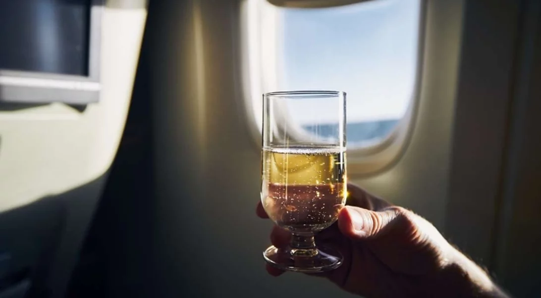 Γιατί δεν πρέπει να πίνεις αλκοόλ όταν πετάς με αεροπλάνο