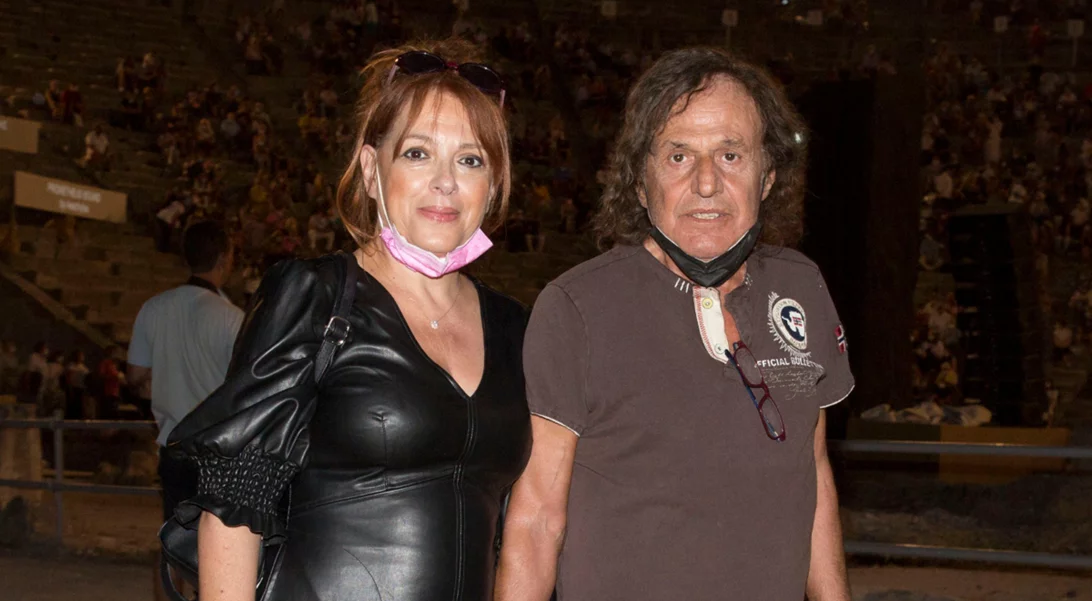 Η  Ελένη Ράντου ποζάρει με την όμορφη κόρη της στην πρώτη της έκθεση ζωγραφικής