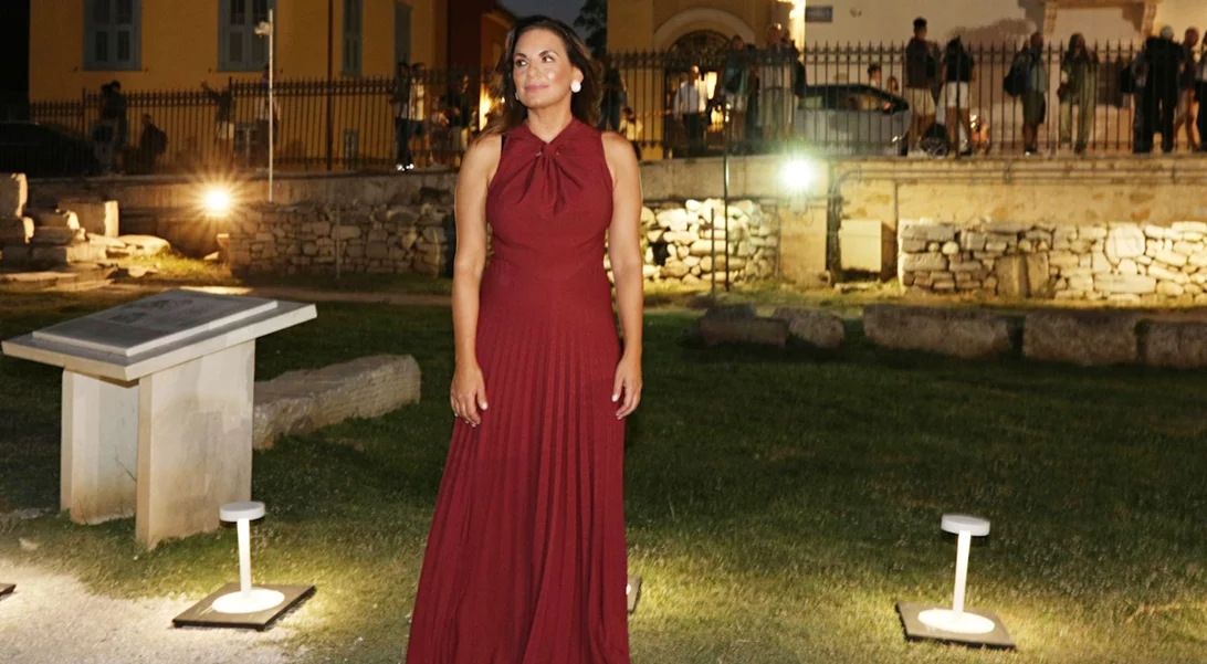 Όλγα Κεφαλογιάννη | Σπάνια κοσμική εμφάνιση με τις αδελφές της, Δανάη και Χριστίνα