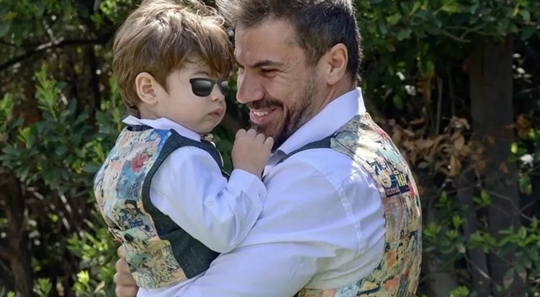 Άκης Πετρετζίκης | Το ξεκαρδιστικό στιγμιότυπο με τον γιο του Αχιλλέα που αξίζει να δεις