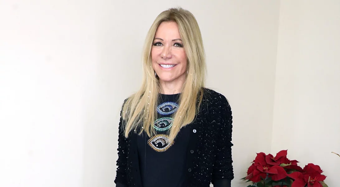 Η Μαριάννα Λάτση ποζάρει χαμογελαστή με δερμάτινο σύνολο στο αγαπημένο της μοτίβο