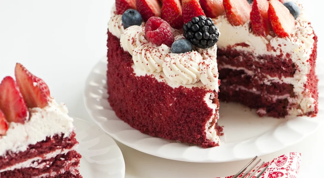 To Red Velvet Cake του έρωτα | Η πιο εύκολη συνταγή του Άκη Πετρετζίκη που πρέπει να δοκιμάσεις