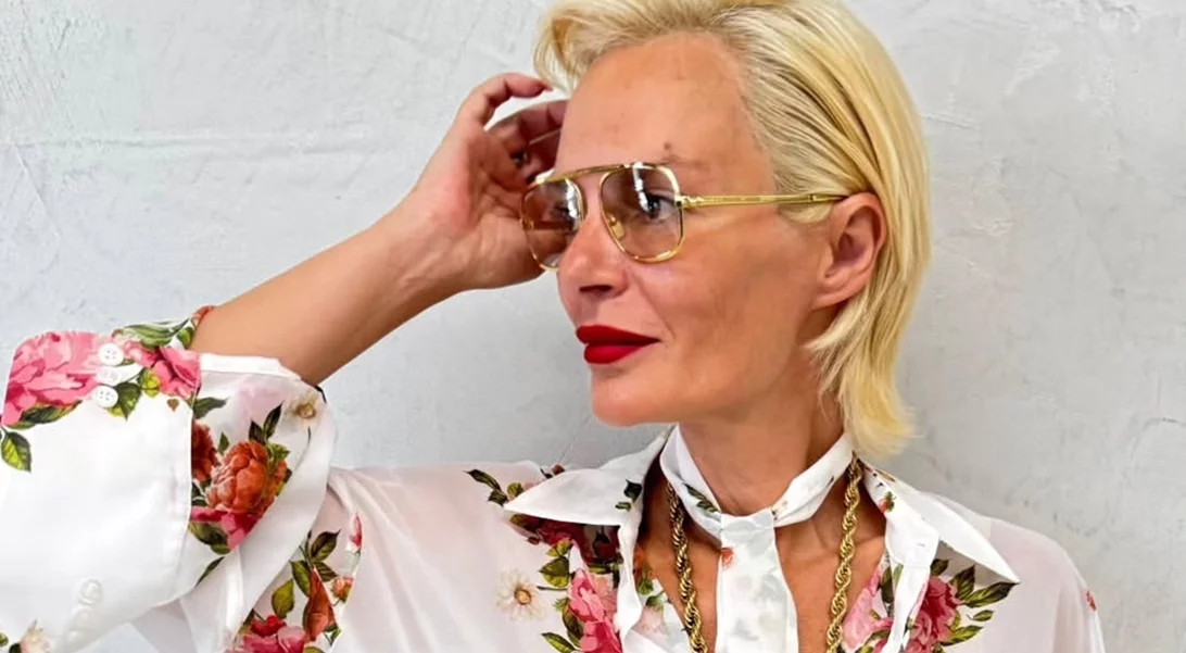 Η Έλενα Χριστοπούλου σου δείχνει πως να φορέσεις το φλοράλ πουκάμισο από το brand της Βάσιας Κωσταρά