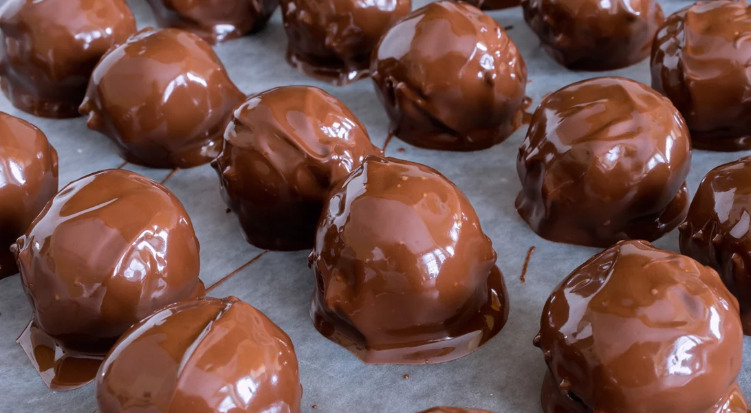 Σοκολατένια τρουφάκια του ονείρου με 4 μόνο υλικά | Η συνταγή που θα λατρέψεις