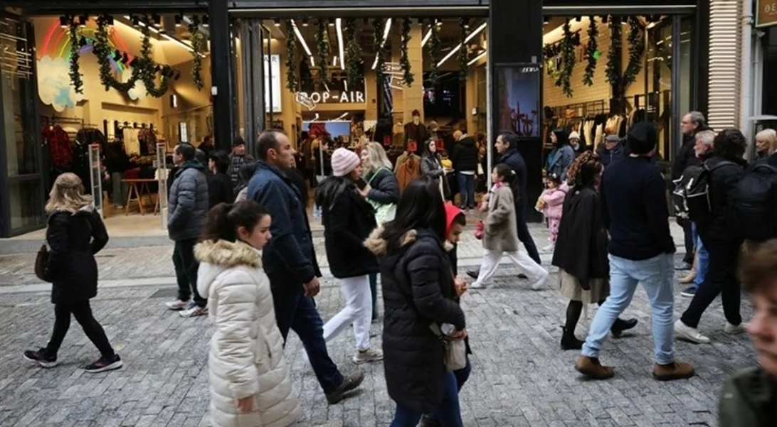 Ανοικτά τα καταστήματα, τελευταία Κυριακή του χρόνου – Στα 4,5 δισ. ευρώ ο χριστουγεννιάτικος τζίρος του 2025