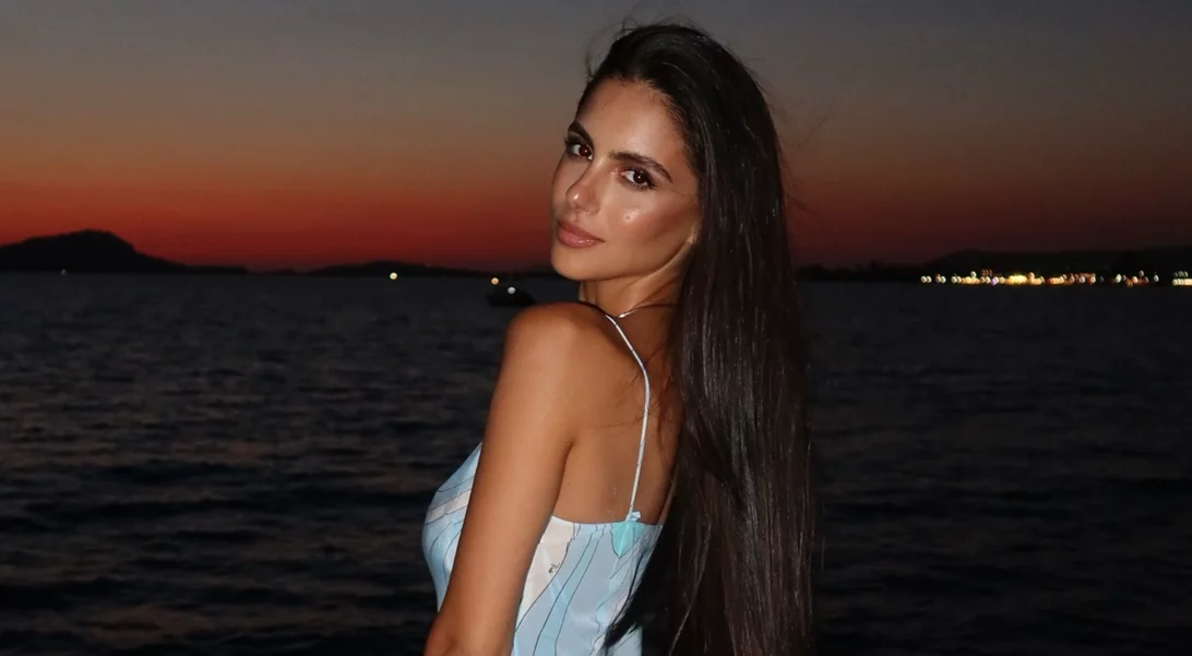 Η Αλεξάνδρα Νίκα είναι fashionista | Το φθινοπωρινό σύνολο και η κομψή ζακέτα με κρόσσια