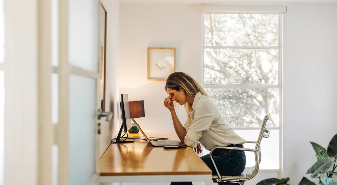 Νιώθεις άγχος στη δουλειά; Οδηγός επιβίωσης για να σώσεις την ψυχική σου υγεία