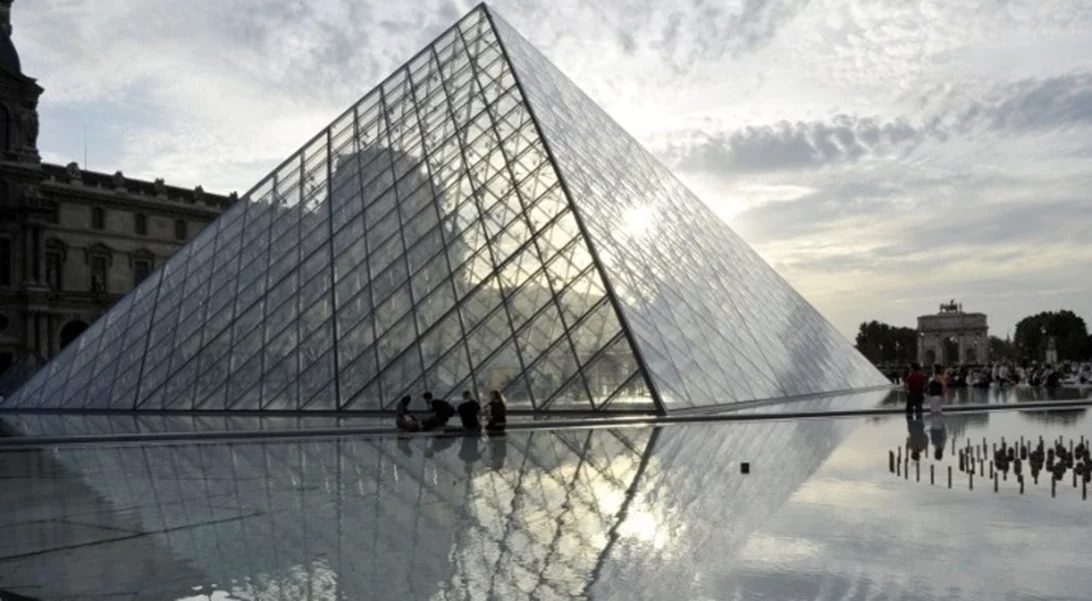 Σύλληψη 9 υπόπτων για απάτη ύψους 10 εκατ. ευρώ με την έκδοση εισιτηρίων για το Λούβρο και τις Βερσαλλίες