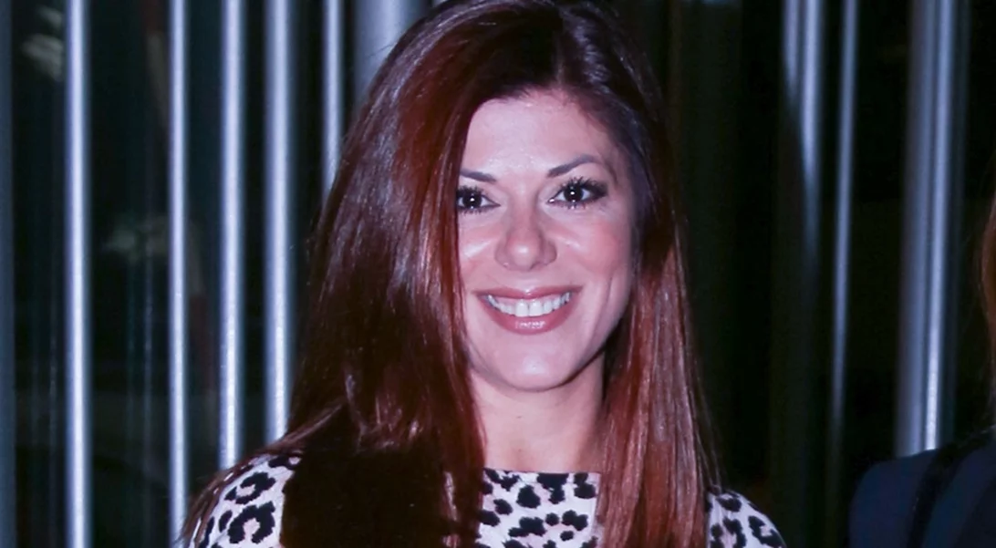 Η Λίνα Δρούγκα με λευκό κοστούμι στο πλευρό του συζύγου της, Σπύρου Θεοδωρόπουλο