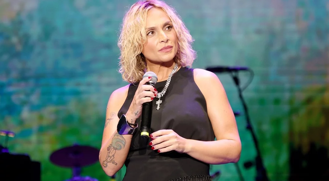 Με λευκό μπικίνι η Ελεωνόρα Ζουγανέλη | Ξεκίνησε τις διακοπές στη Μύκονο με τον Νίκο Συρίγο