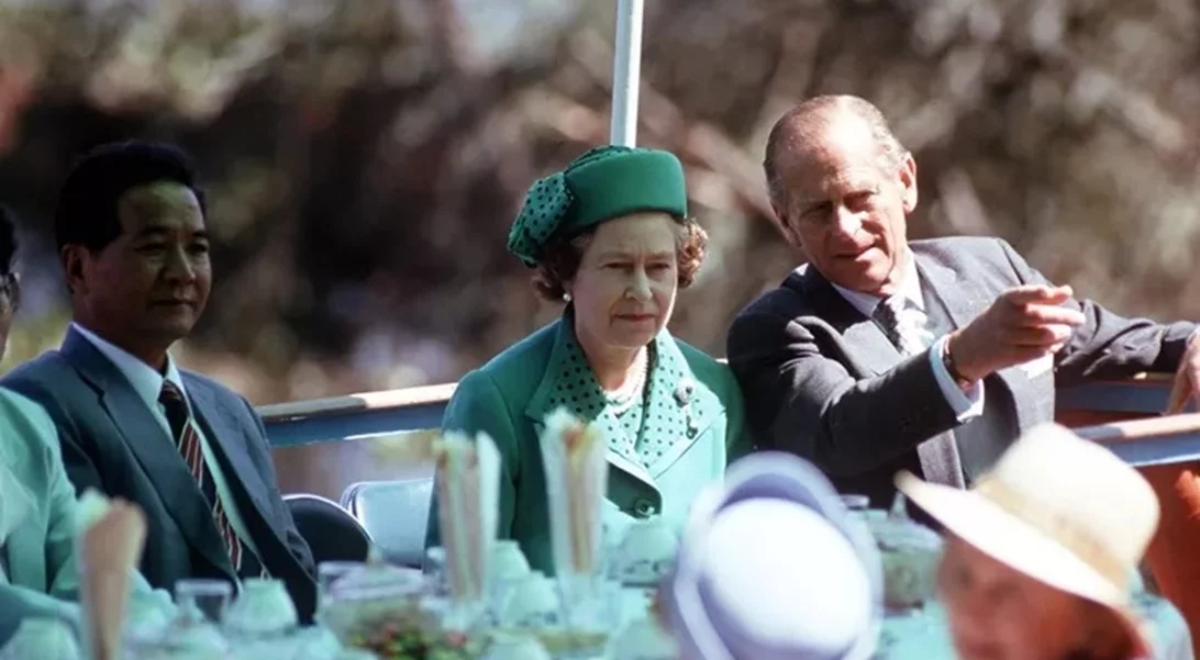 Το αυστηρό πρόγραμμα που ακολουθούσε η βασίλισσα Ελισάβετ στα γεύματά της | Γιατί μερικές φορές έτρωγε πρωινό χωρίς τον πρίγκιπα Φίλιππο;