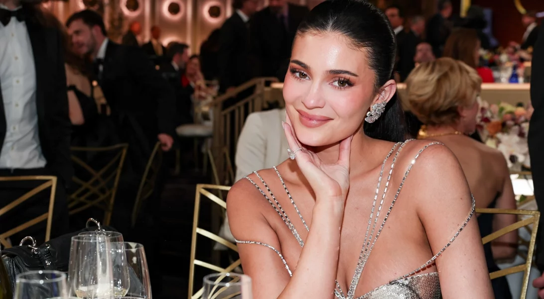 Η Kylie Jenner αποκαλύπτει το beauty μυστικό της πριν από κάθε επίσημη εμφάνιση και ρίχνει το TikTok