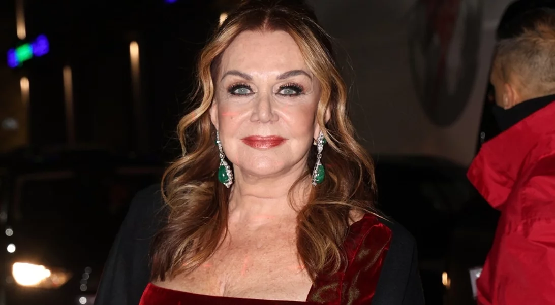 Σπάνια κοσμική εμφάνιση για την Αγάπη Πολίτη | Πώς πρόσθεσε χρώμα στο total white σύνολό της