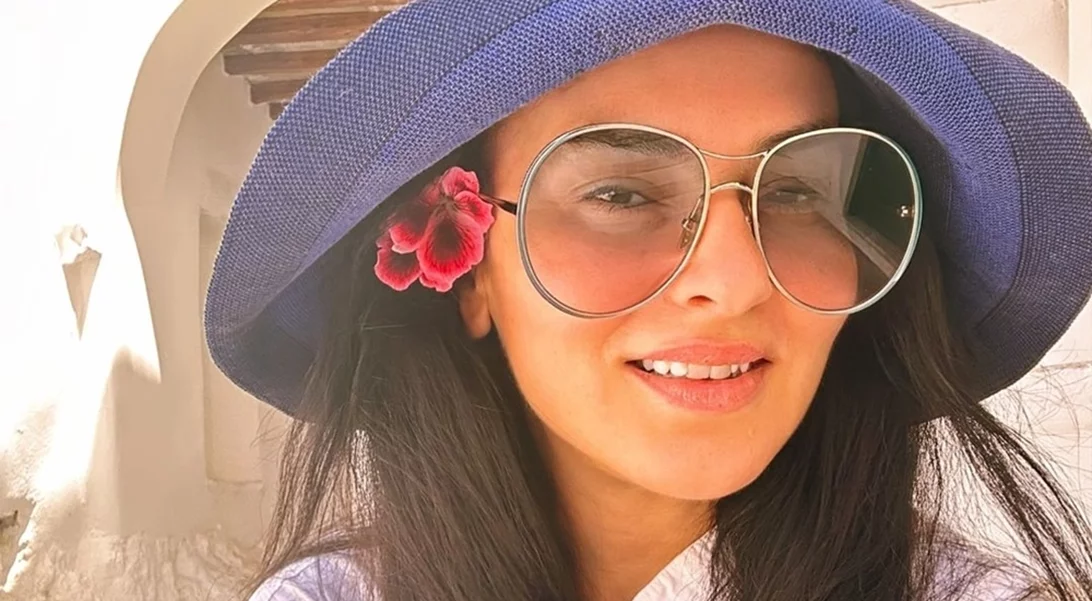 Ζενεβιέβ Μαζαρί | Με high cut φόρεμα στις διακοπές της στην Τήνο