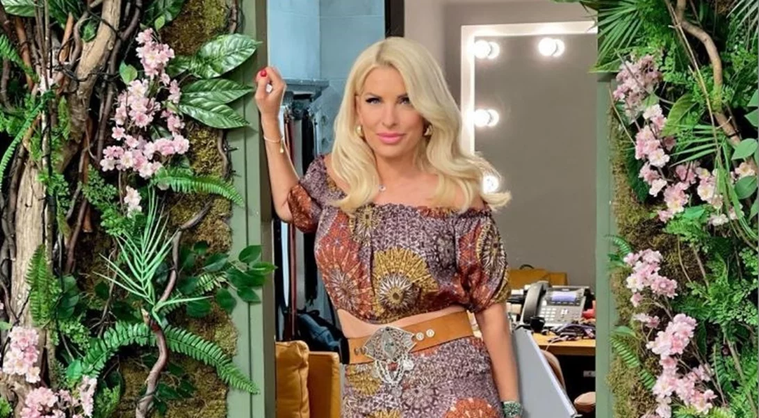 Ελένη Μενεγάκη | Ανοίγει το καμαρίνι της - Το φλοράλ ντεκόρ & τα ρούχα και τα αξεσουάρ της παρουσιάστριας