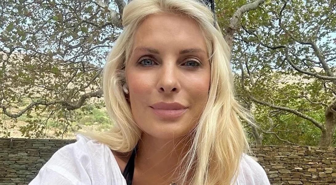 Η Ελένη Μενεγάκη στο εστιατόριο του ONAR στην Άνδρο | Με λευκό καφτάνι