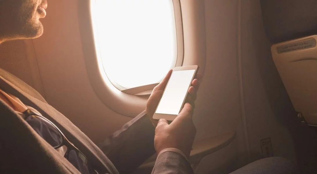 Γιατί πρέπει να βάζεις το κινητό σου σε λειτουργία πτήσης στο αεροπλάνο