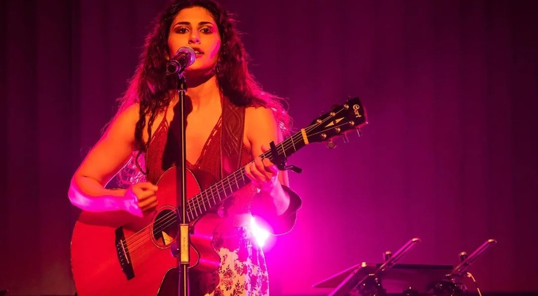 Μαρίνα Σπανού | Ποια είναι η νεαρή τραγουδίστρια που κάνει θραύση στο TikTok με το "Λουλούδι του δρόμου";