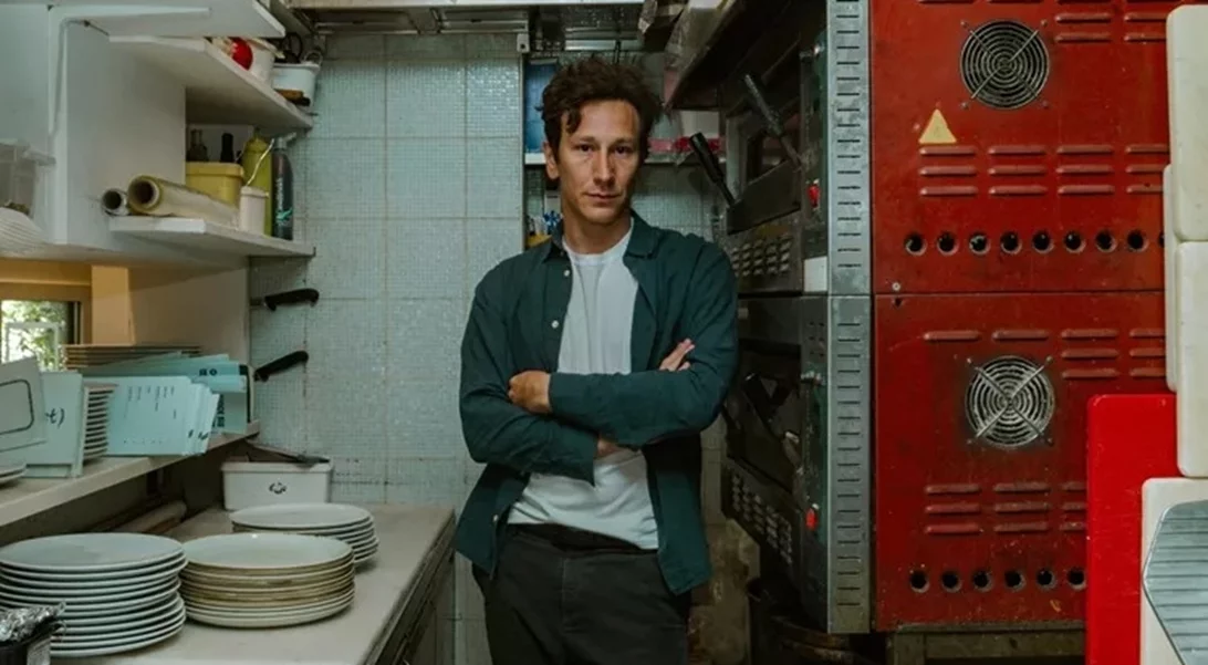 Ο Μιχάλης Σαράντης στην "Κουζίνα"-Η αλληγορία του Wesker, σε σκηνοθεσία Γιώργου Κουτλή