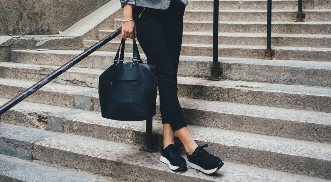 5 τρόποι για να φορέσετε τα sneakers το φθινόπωρο αν είστε 40+