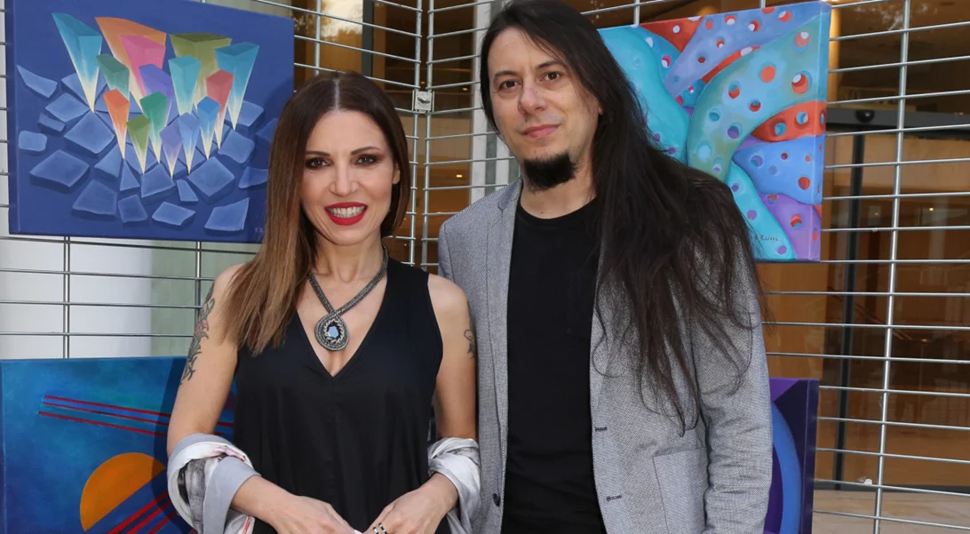 Ευρυδίκη | Με μαύρο maxi φόρεμα σε σπάνια έξοδο με τον σύζυγό της