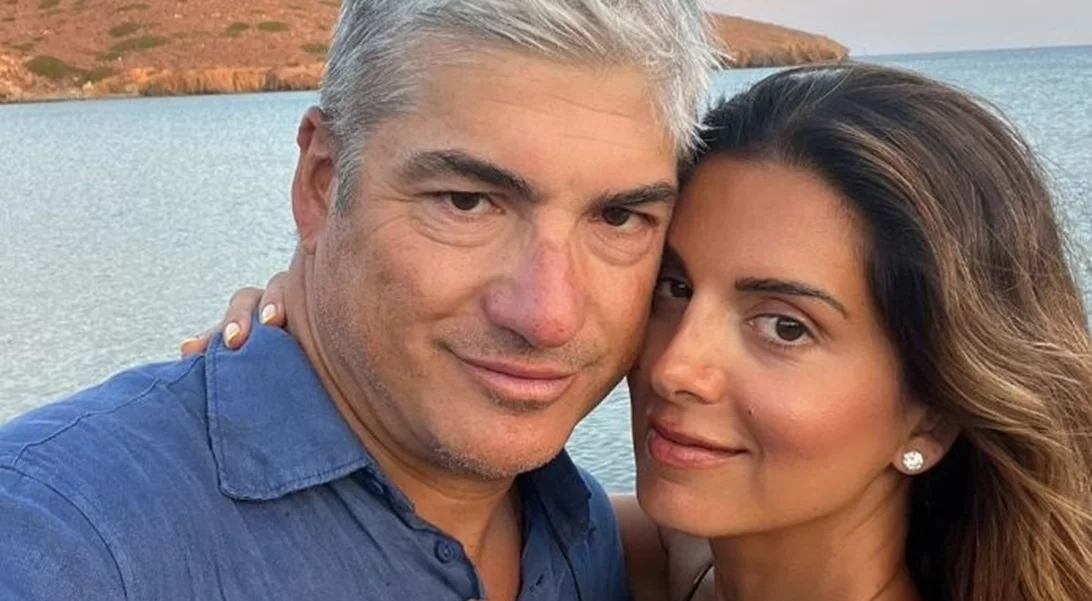 Σταματίνα Τσιμτσιλή | Με μίνι denim φούστα στα σοκάκια της Πάρου