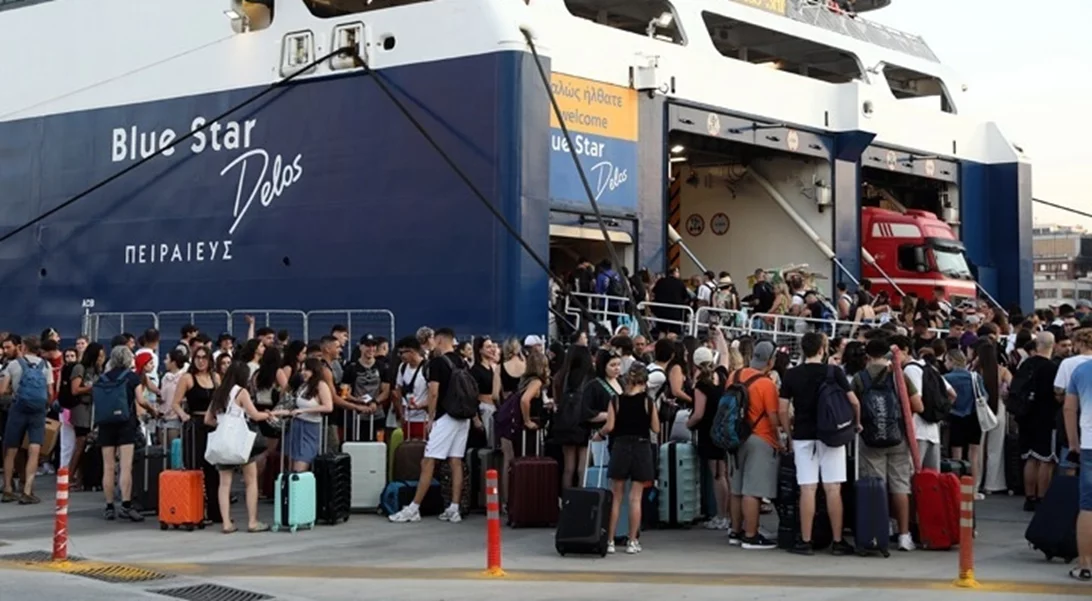 Χιλιάδες ταξιδιώτες αναχωρούν για τα νησιά ενόψει Δεκαπενταύγουστου