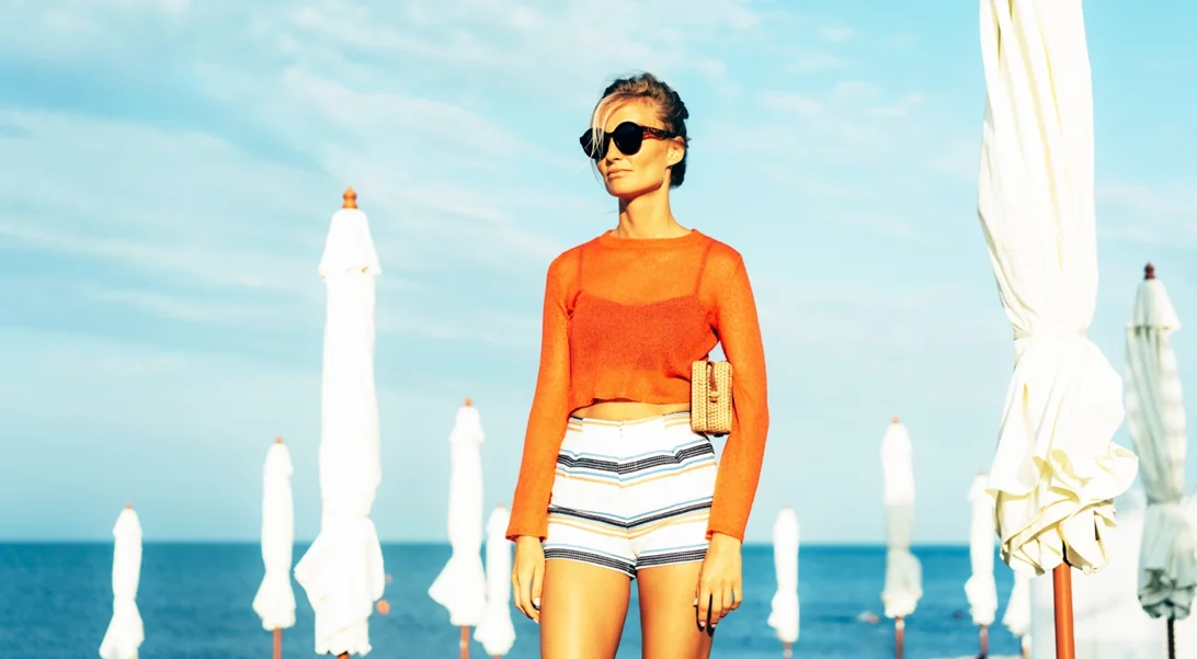 Τι φορούν οι Γαλλίδες fashionistas στην παραλία; | Τα πιο κομψά beach looks για να εμπνευστείς