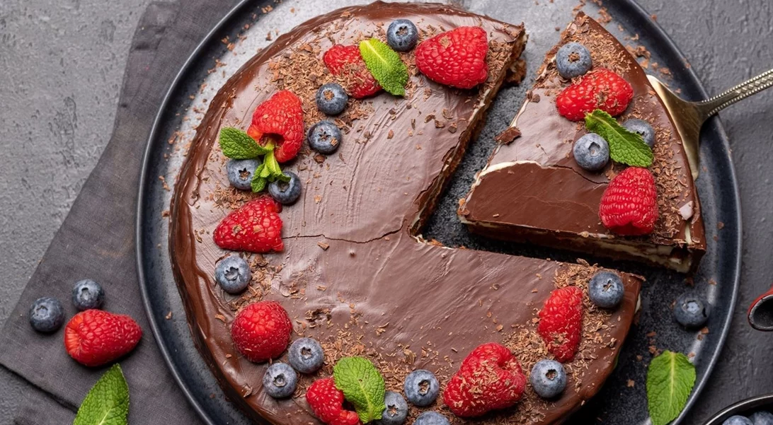 Καλοκαιρινή τούρτα εκλέρ- Το πιο θεϊκό γλυκό μόνο με 6 υλικά