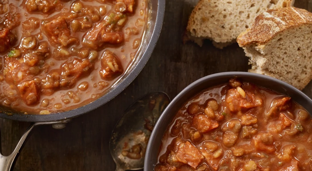 Φασόλια γίγαντες στο φούρνο με λουκάνικα χωριάτικα
