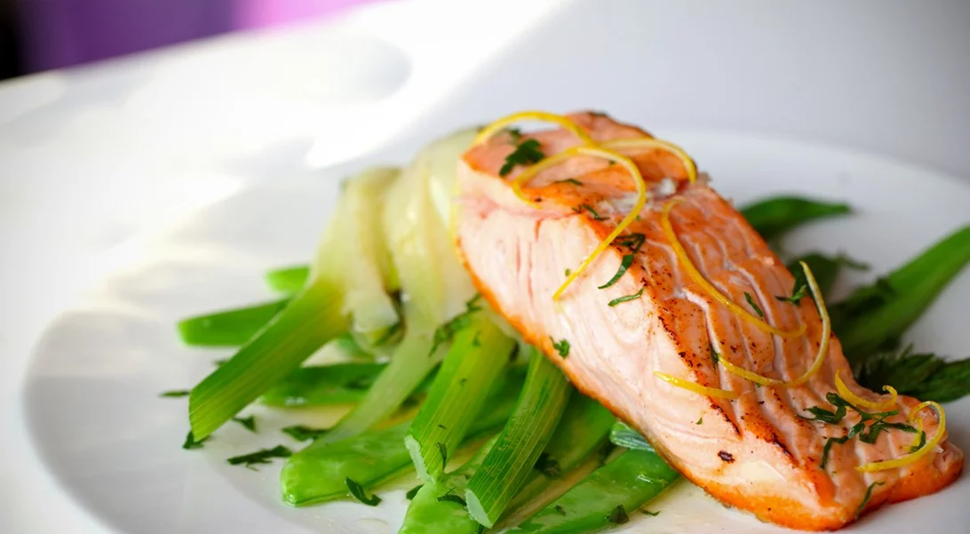 Συνταγή για σολομό πιπεράτο με φινόκιο