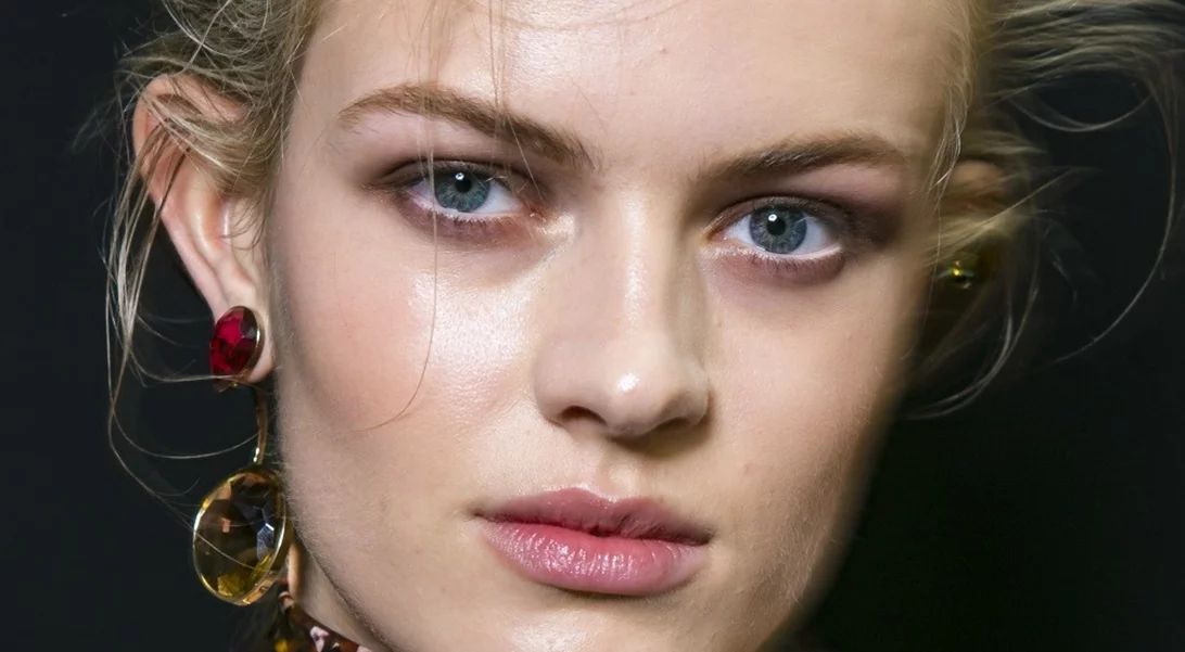 Πώς θα φορέσεις σωστά το λιπ γκλος | Κι όμως, θέλει τρόπο