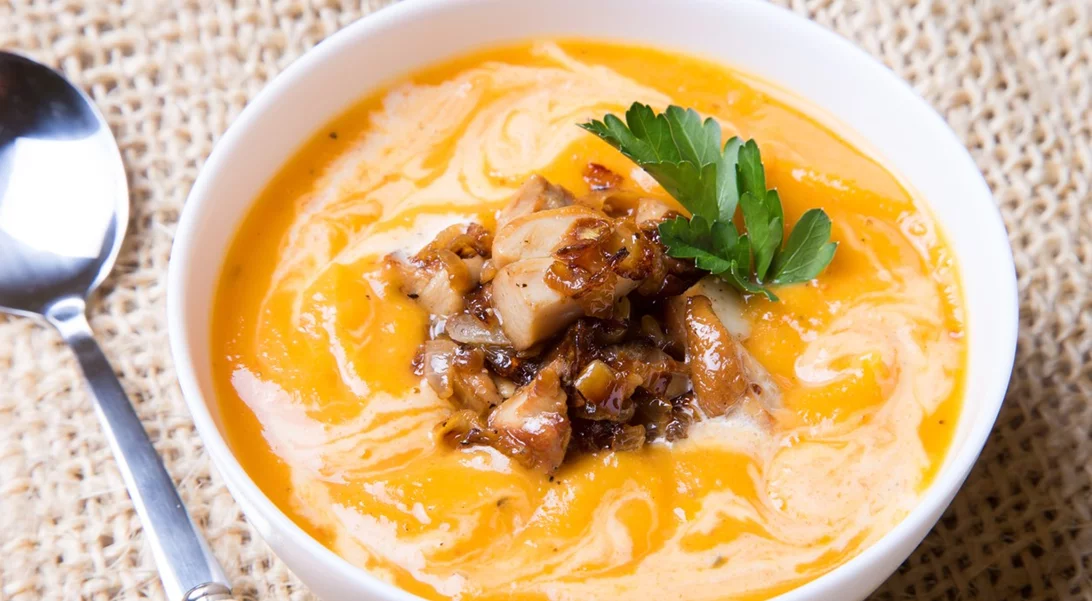 Σούπα με κίτρινη κολοκύθα, αχλάδι και καστανό ρύζι