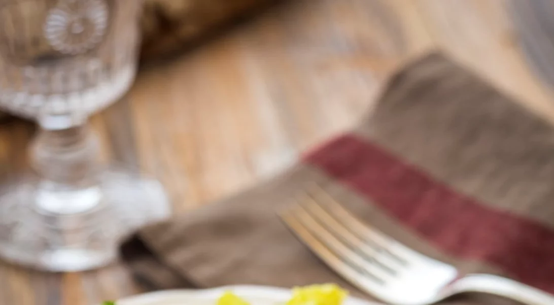 Χοιρινό ρολό γεμιστό με πατατούλες στο φούρνο