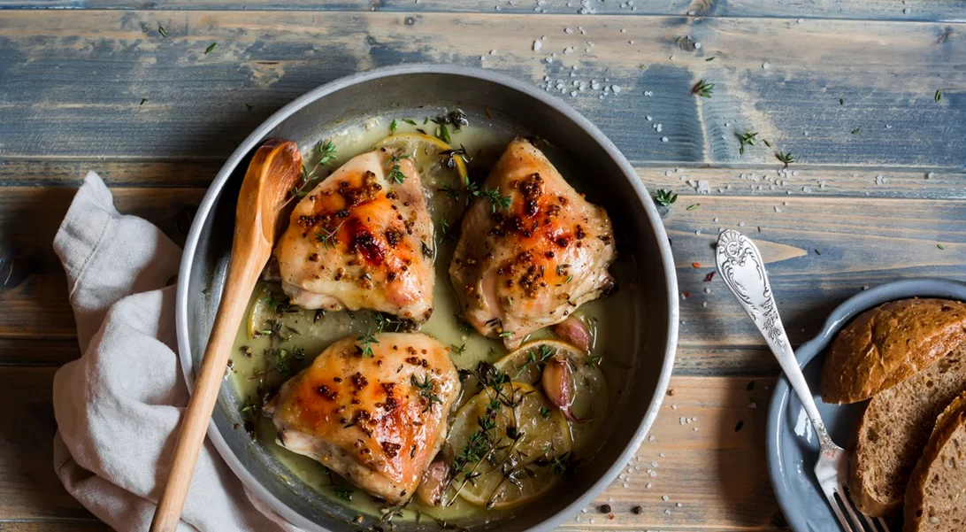 Συνταγή για κοτόπουλο με κρέμα γάλακτος και αρωματικά βότανα